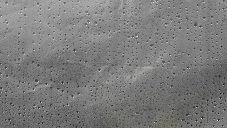 muchas gotas de agua en la condensación de la superficie gris oscuro.