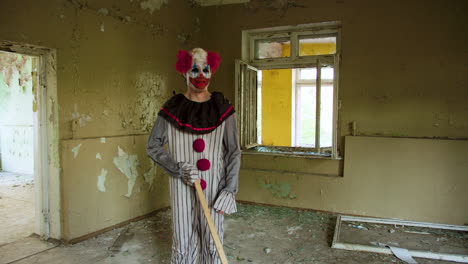payaso aterrador en una casa abandonada