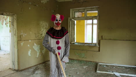 beängstigender clown in einem verlassenen haus