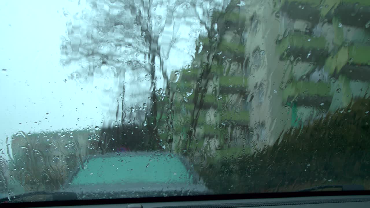 유리창에 떨어지는 비