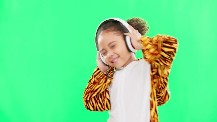 kinder, musik und tanz mit einem mädchen auf einem grün