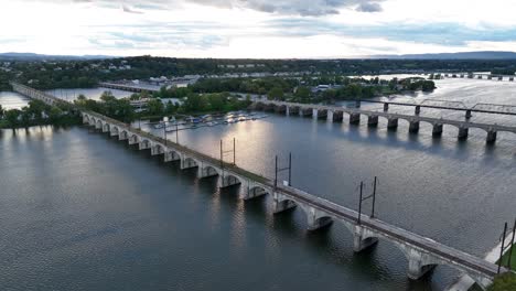 puentes de arco de piedra sobre el río susquehanna en harrisburg, pensilvania