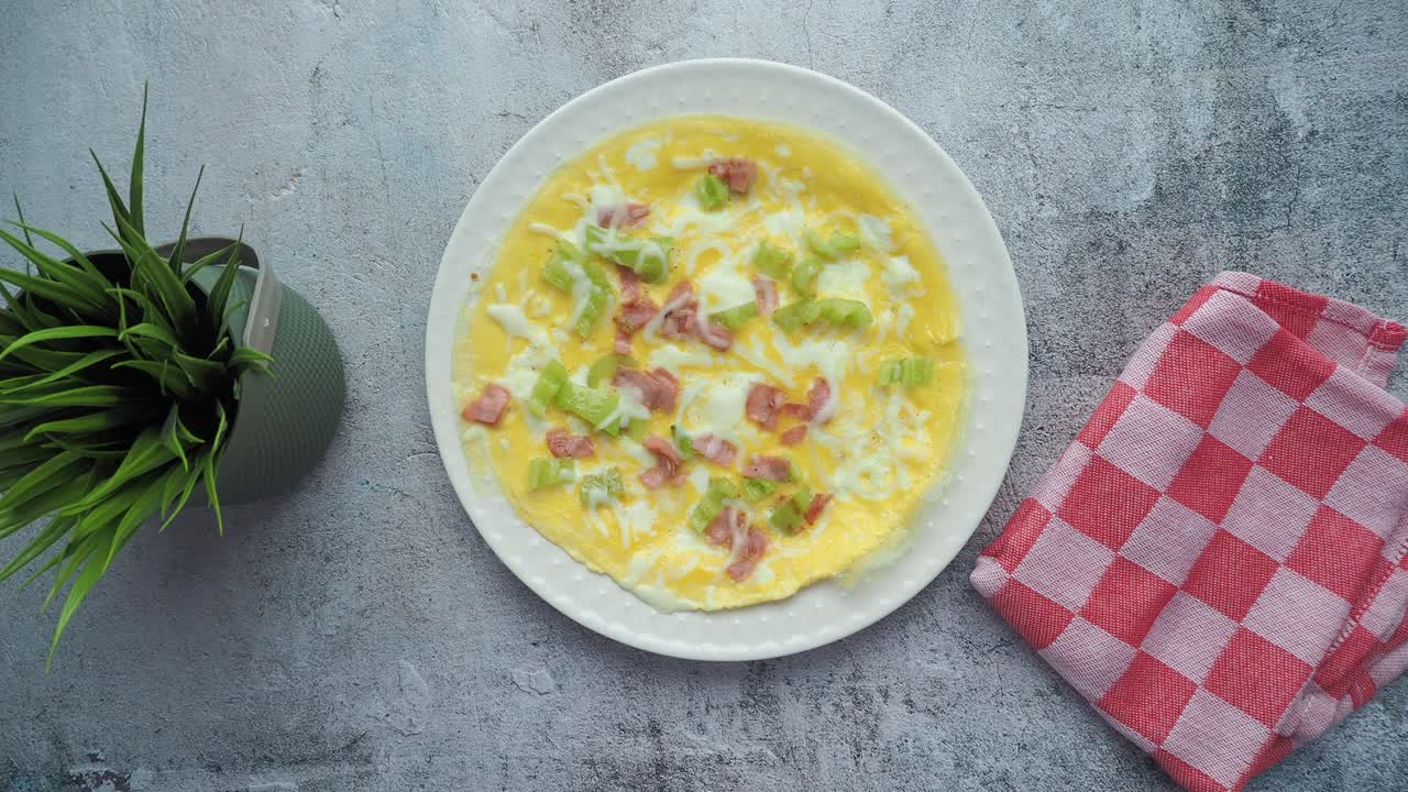 deliciosa tortilla de jamón y queso con apio