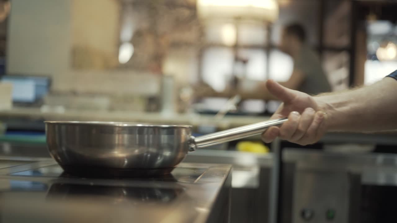 chef cozinhando em uma cozinha de restaurante