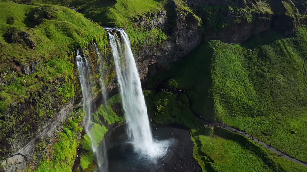 vista aérea de la cascada seljalandsfoss con naturaleza verde, popular atracción turística en islandia