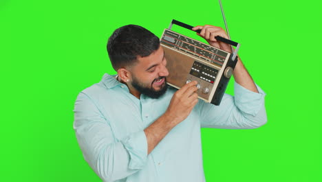 hombre feliz escuchar música en un tocadiscos retro, bailar discoteca, fanático de las tecnologías antiguas