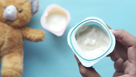 tazas de yogur y oso de peluche