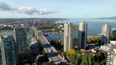 vista aérea de coches que pasan por el puente de la calle burrard en vancouver, bc, canadá.