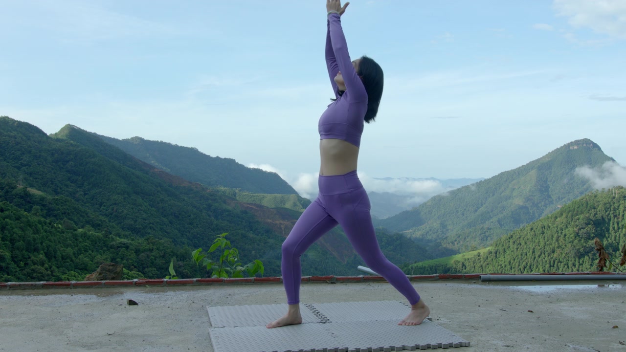 Kolları Yukarıda ve Dağ Manzarası Eşliğinde Yüksek Hamle Yoga Pozu Yapan Kadın, Güneş Selamı Akışı, Orta Statik