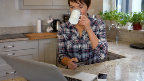 Frau-Benutzt-Laptop-Beim-Kaffeetrinken