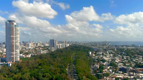 Toma-De-Drones-Del-Parque-Mirador-Sur,-Día-Soleado-Con-La-Ciudad-Y-El-Mar-Caribe-En-El-Fondo