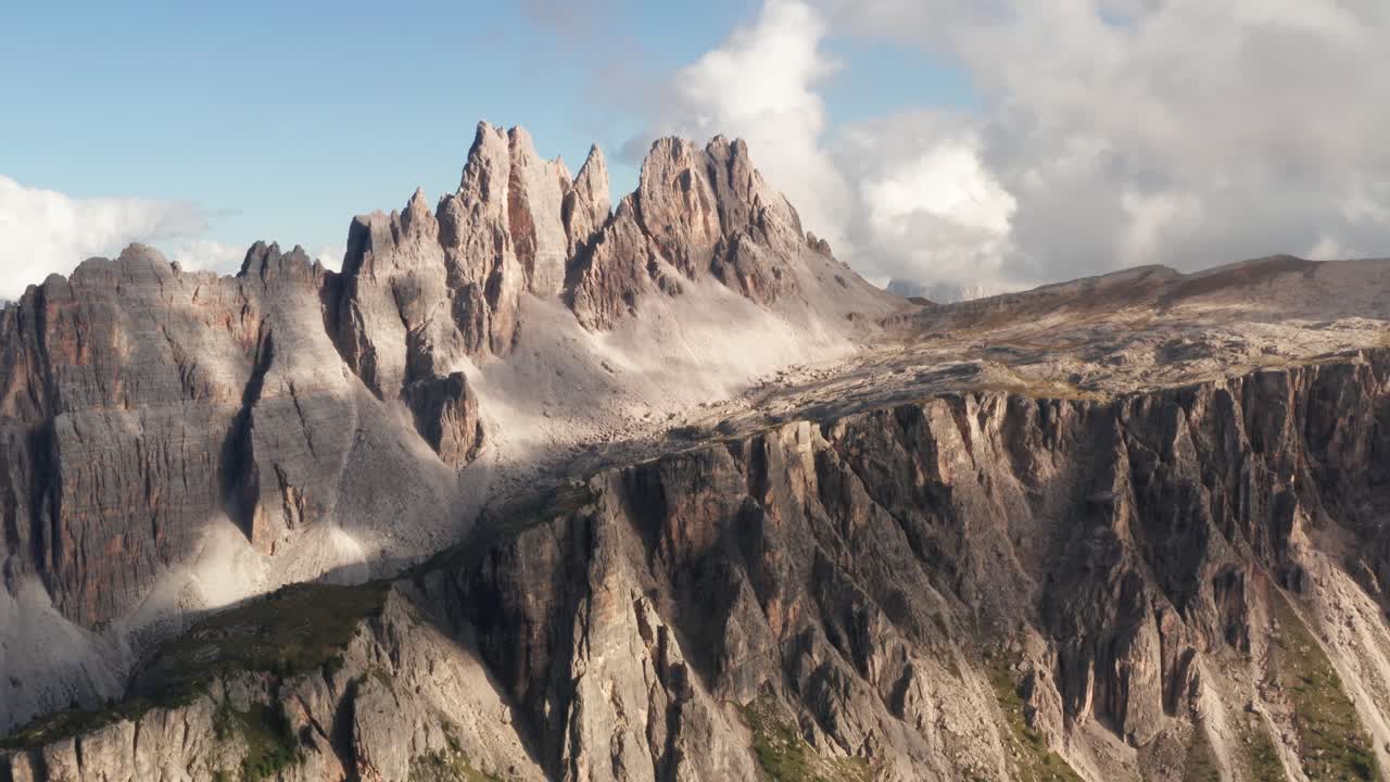 vista aérea del día soleado sobre croda da lago en dolomitas, italia