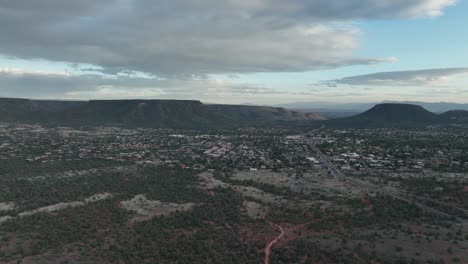 Panorama-Der-Stadt-Sedona-Mit-Plateau-Im-Hintergrund-In-Arizona,-Vereinigte-Staaten