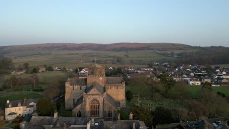 Cartmel-Village,-Der-Treffpunkt-Im-Lake-District,-Heimat-Eines-Mit-Einem-Michelin-Stern-Ausgezeichneten-Restaurants-Und-Anderer-Besucherattraktionen-Wie-Dem-Berühmten-Sticky-Toffee-Pudding-Shop