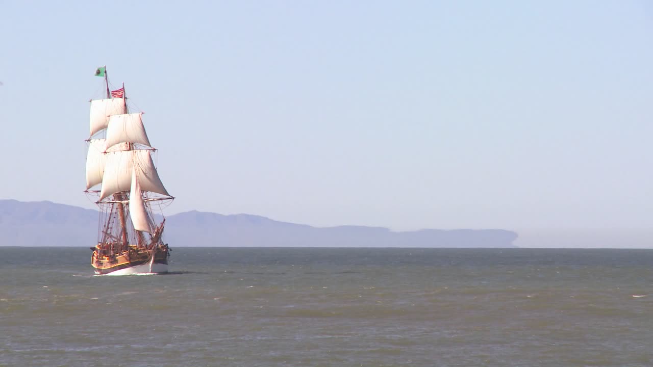 키가 큰 마스터 스쿠너가 공해를 항해합니다.