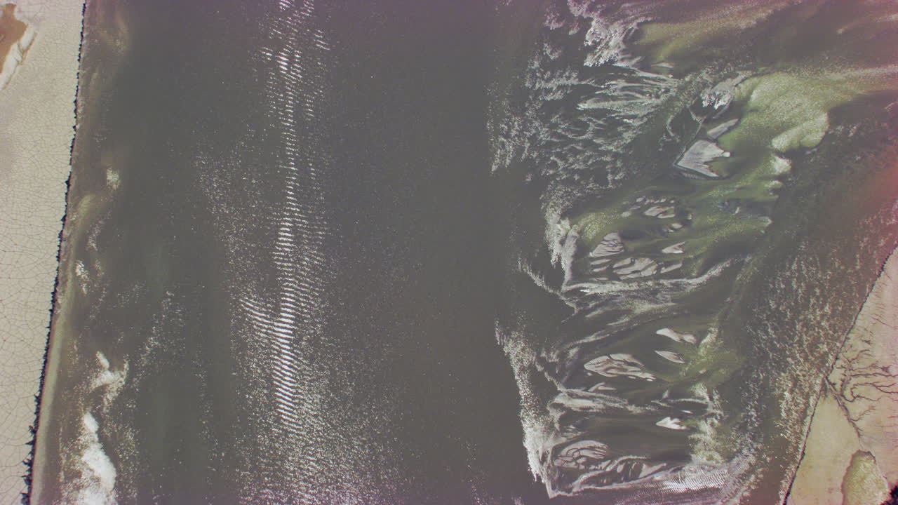 vuelo aéreo superior sobre el río con agua brillante a la luz del sol