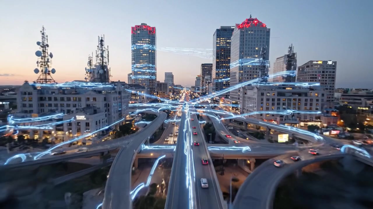 Uma paisagem urbana futurista exibindo transporte elétrico e pedestres atravessando em uma cidade dinâmica repleta de rastros de luz e arranha-céus ao anoitecer.