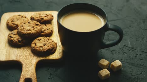 taza de café con galletas