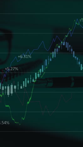 animación del procesamiento de datos financieros con bolígrafo, cuaderno y gafas