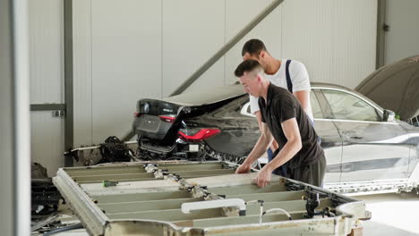 técnicos de reparación de automóviles que trabajan en la batería de vehículos eléctricos