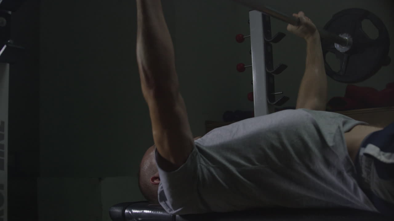 Pria Melakukan Latihan Bench Press