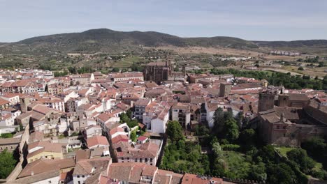 drone sobre los antiguos techos de la ciudad romana y medieval de plasencia en españa