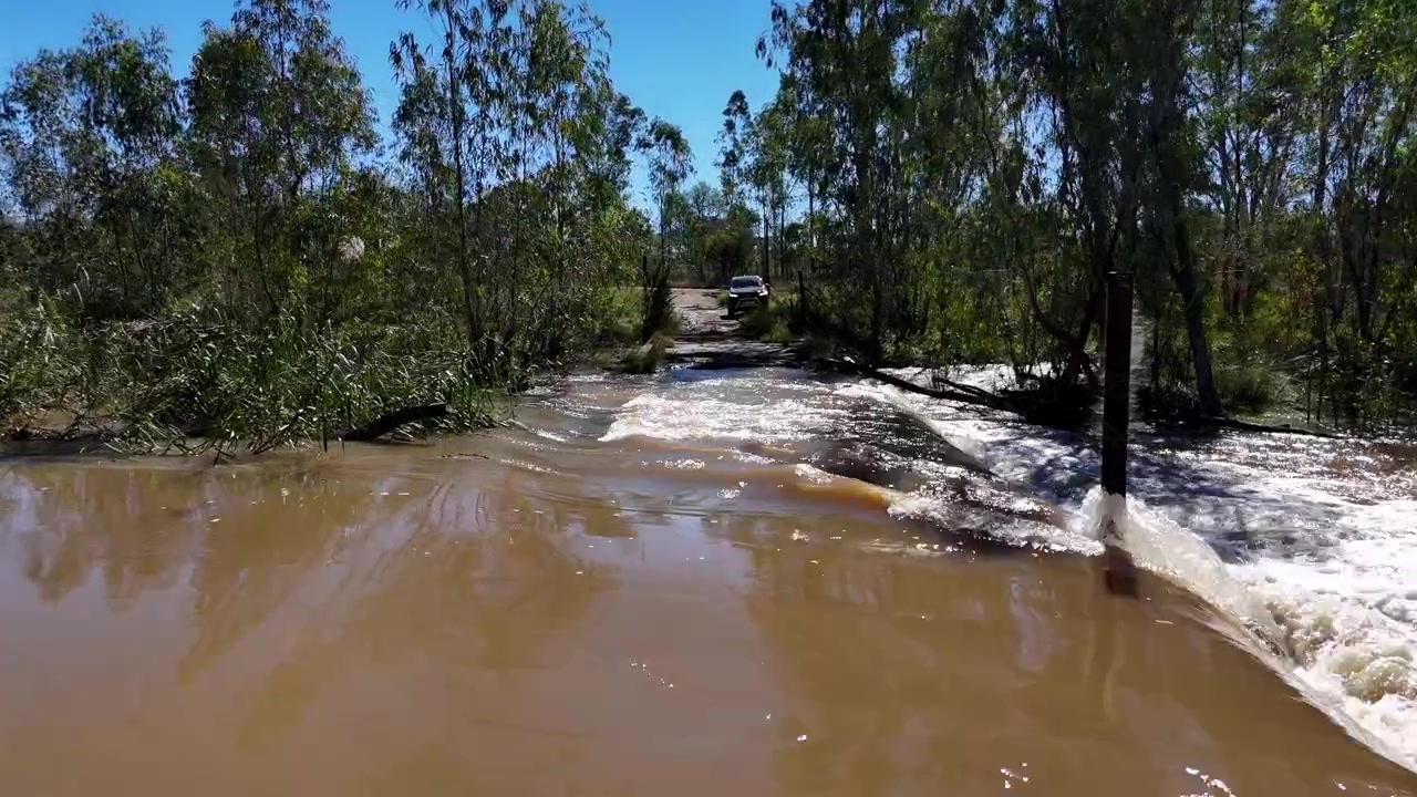 Riprese con drone di un veicolo che si avvicina a un guado allagato in Limpopo.