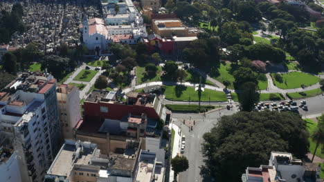 Antenne---Recoleta-Und-Friedhof,-Buenos-Aires,-Argentinien,-Weit-Nach-Vorne-Schwenken-Links