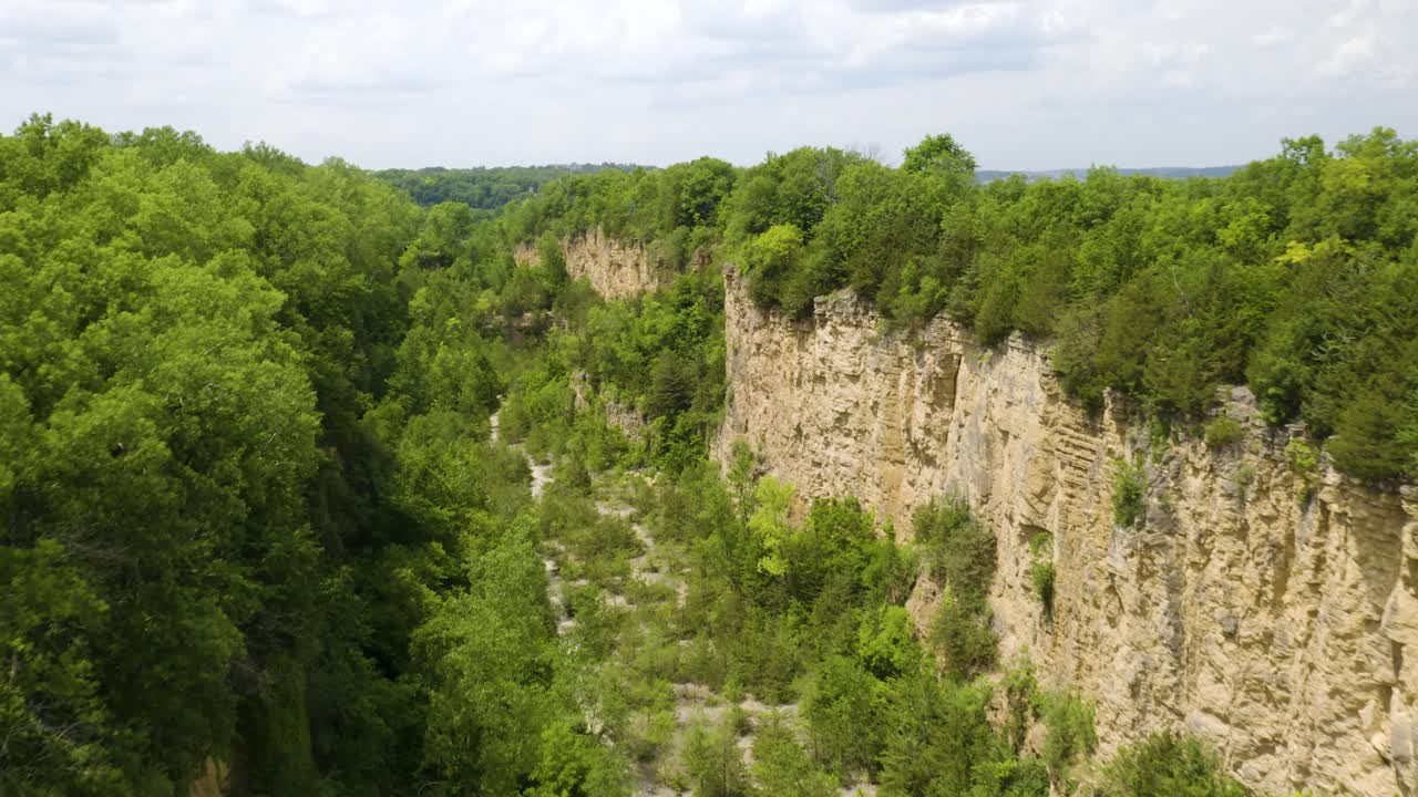 vuelo aéreo sobre la ruta de senderismo horseshoe bluff en las afueras de dubuque, iowa, en un caluroso día de verano