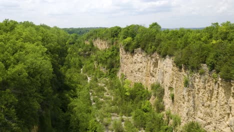 Aerial-Flying-over-Horseshoe-Bluff-Hiking-Trail-outside-Dubuque,-Iowa-on-Hot-Summer-Day