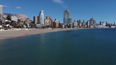 Blick-Aus-Der-Vogelperspektive-über-Das-Mittelmeer-Auf-Den-Levante-Strand-Von-Benidorm-Mit-Seinen-Wolkenkratzern-In-Der-Spanischen-Provinz-Alicante