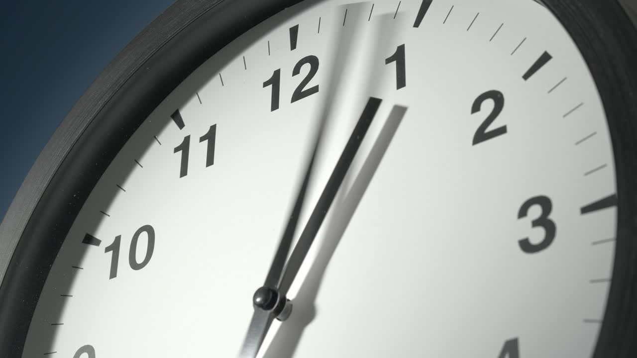 cara del reloj en la pared azul claro en el lapso de tiempo