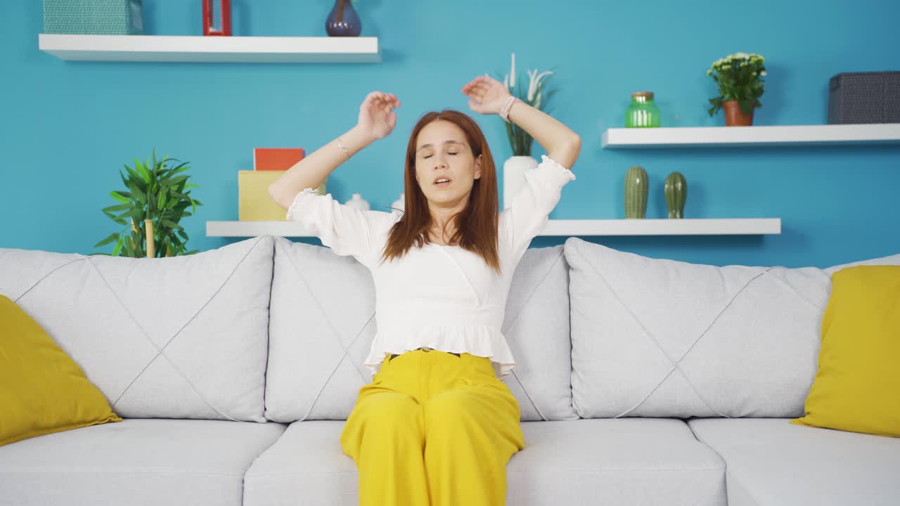 피곤하고 졸리는 젊은 여성.