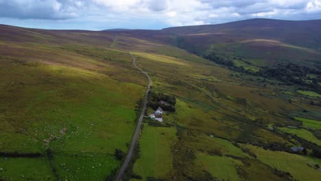 vuelo aéreo sobre una dramática casa solitaria en las tierras altas irlandesas