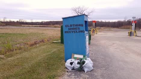 contenedor de la estación de donación de ropa y juguetes en la zona rural de michigan