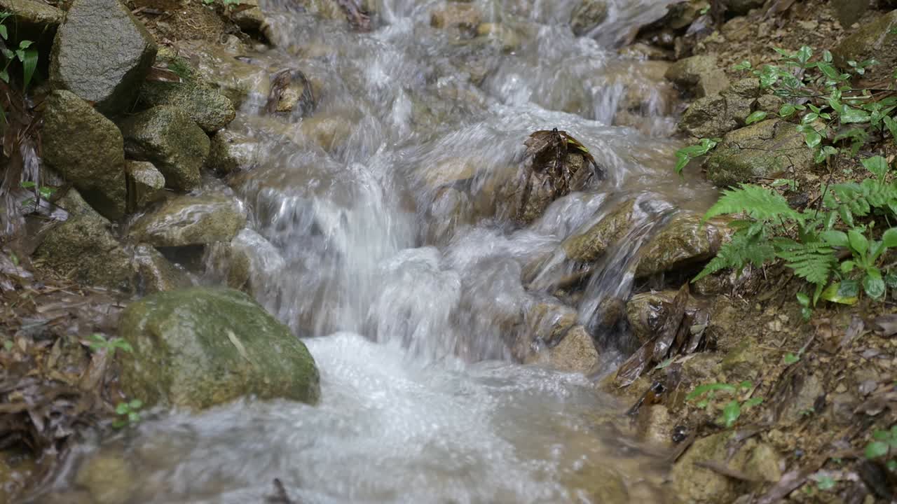 agua que corre de las montañas a través de las rocas