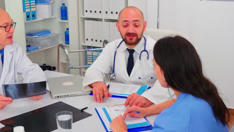 enfermera médica hablando con médicos, información con expertos en medicina