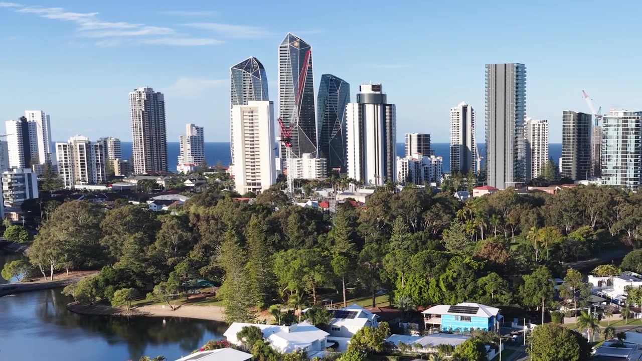 Ampia ripresa aerea con drone di grattacieli cittadini e case residenziali a Surfers Paradise, Australia
