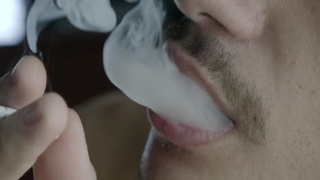 cicatrizarse, de, joven, fumar, soplar, humo