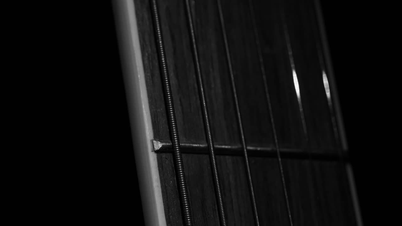 tomas de una guitarra y todos sus elementos con iluminación especial