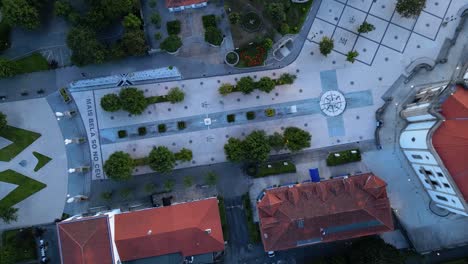 Vista-De-Arriba-Hacia-Abajo-De-Sameiro,-Bom-Jesus-Sancturay-Y-Escalera-De-La-Ciudad-De-Braga-En-El-Norte-De-Portugal,-Toma-Aérea