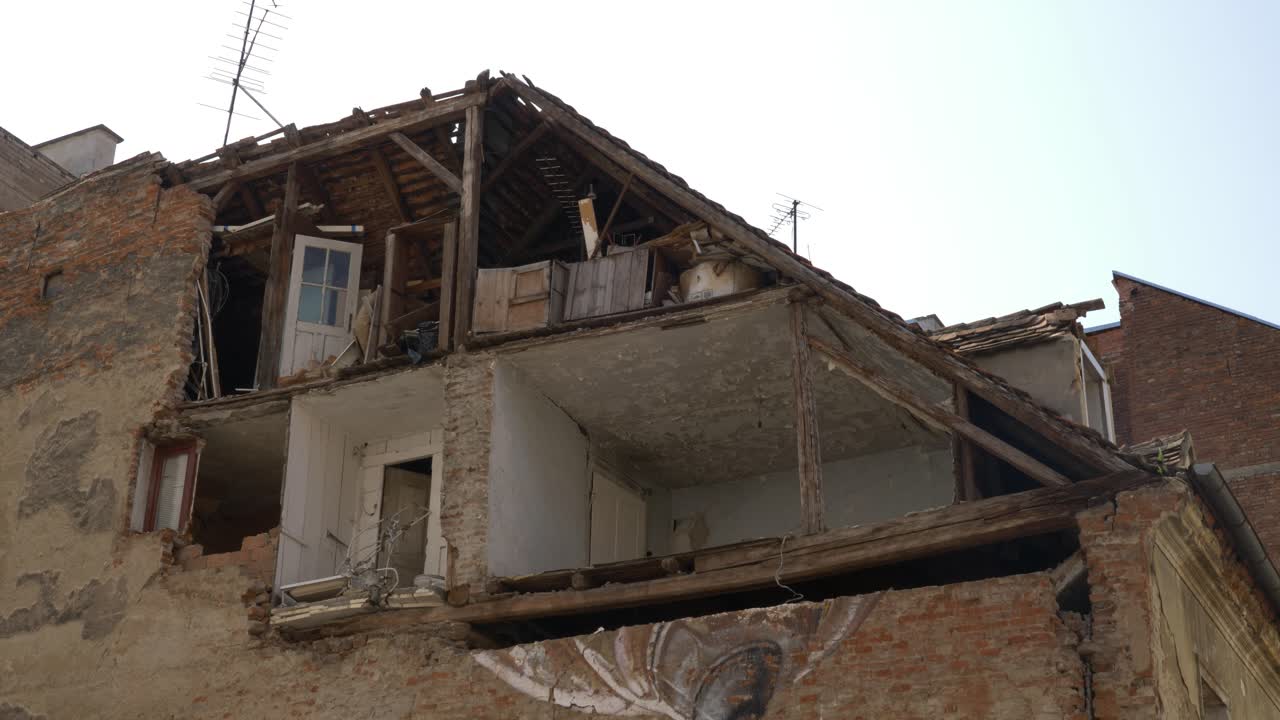 toma de cámara lenta de la casa después del terremoto