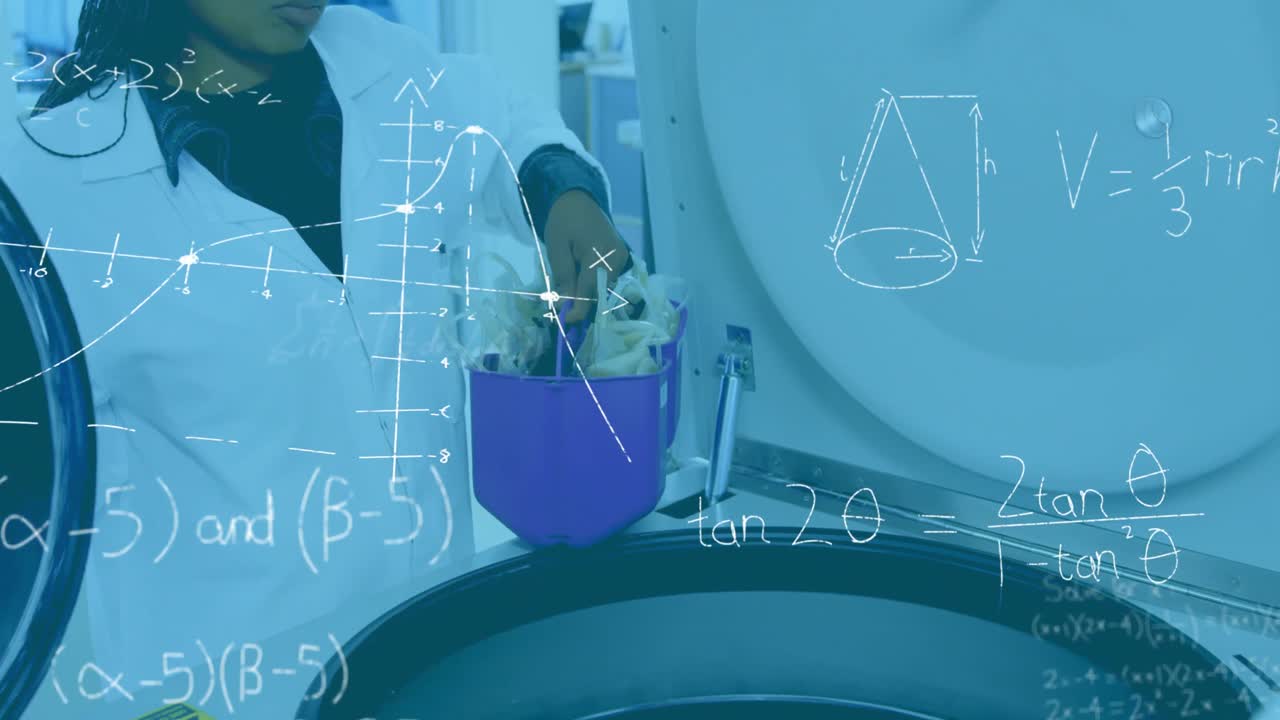수학 방정식과 다이어그램이 실험실에서 일하는 여성 과학자에 대해 움직입니다.