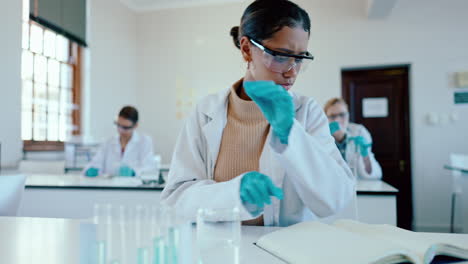 adolescente, notas y química con tubo de ensayo