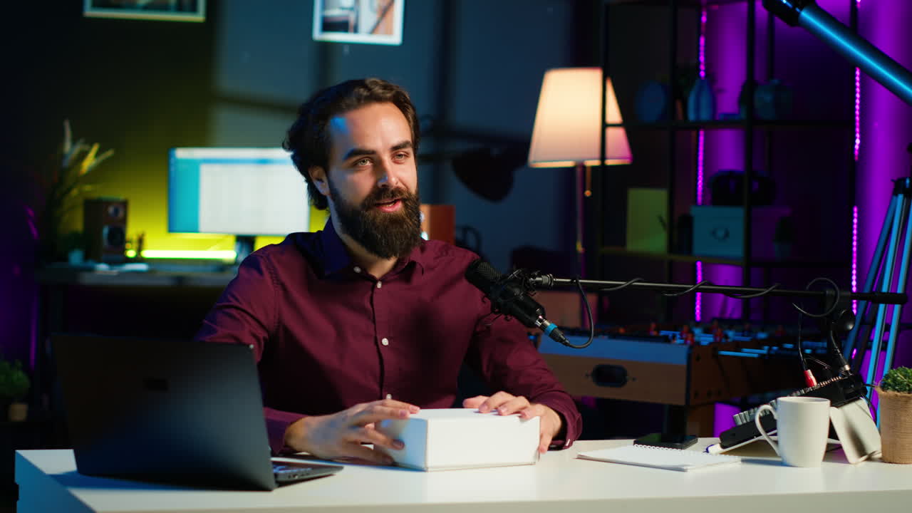 creador de contenido filmación producto envasado desembalaje