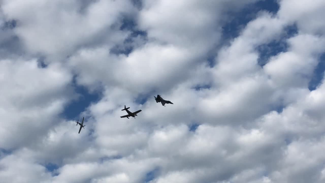 sobrevuelo de exhibición aérea de aviones de combate