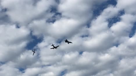 sobrevuelo de exhibición aérea de aviones de combate