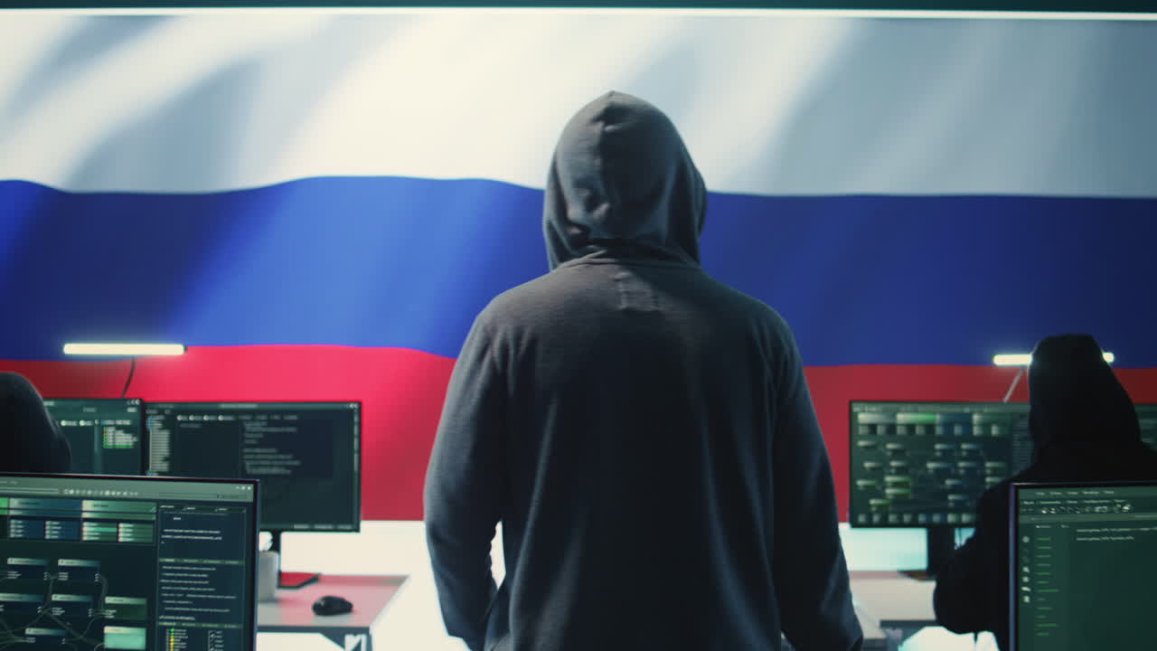 propagandista experto en ciberseguridad en una sala de hacking rusa