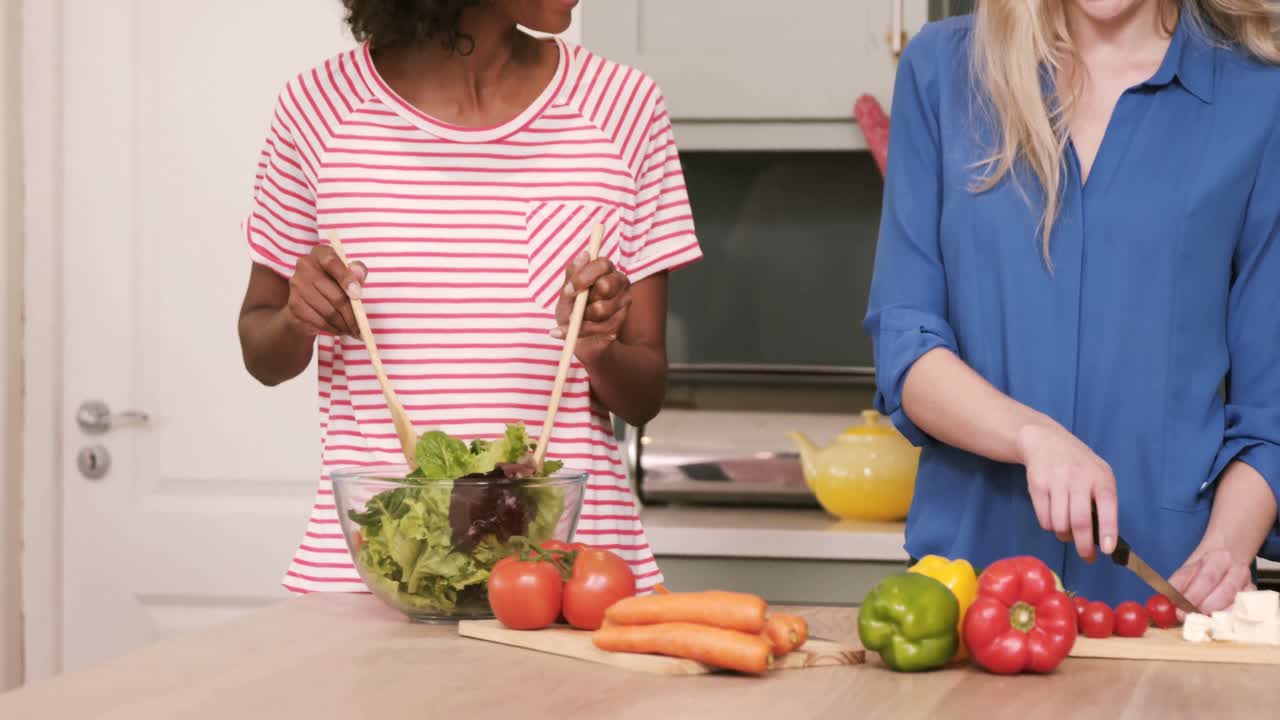 dos amigos preparando verduras