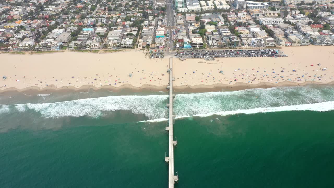 vista aérea de la playa de venice con coloridas casas residenciales, el océano y el muelle en los ángeles, california - disparo de drones